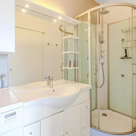 1 Bedroom Awesome In Apartment